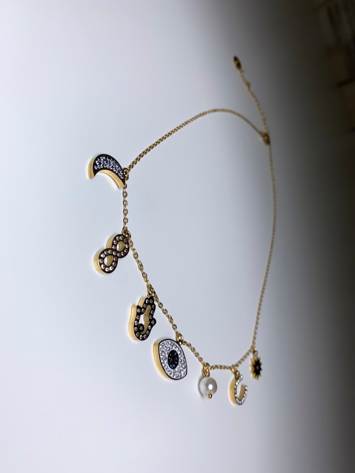 Collier pendentif Lune, infini, main, œil, perle blanche et fer à cheval