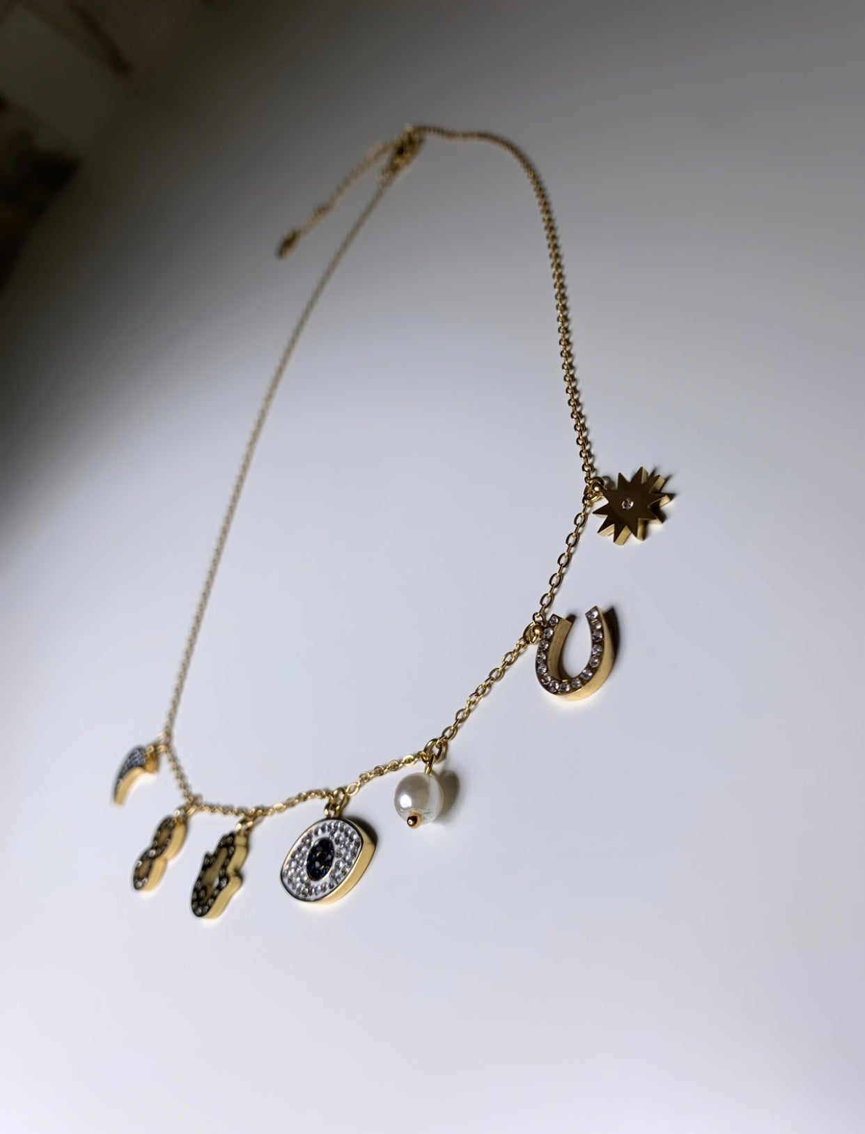 Collier pendentif Lune, infini, main, œil, perle blanche et fer à cheval