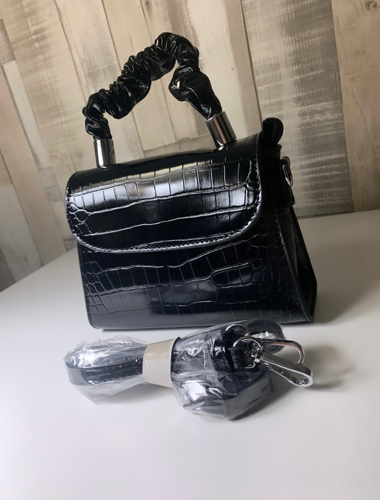 Sac à bandoulière noir effet croco
