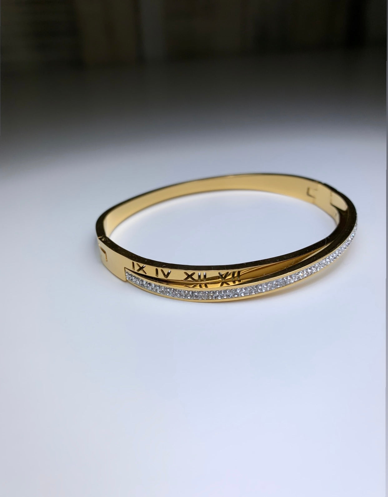 Bracelet jonc avec strass et chiffres romains