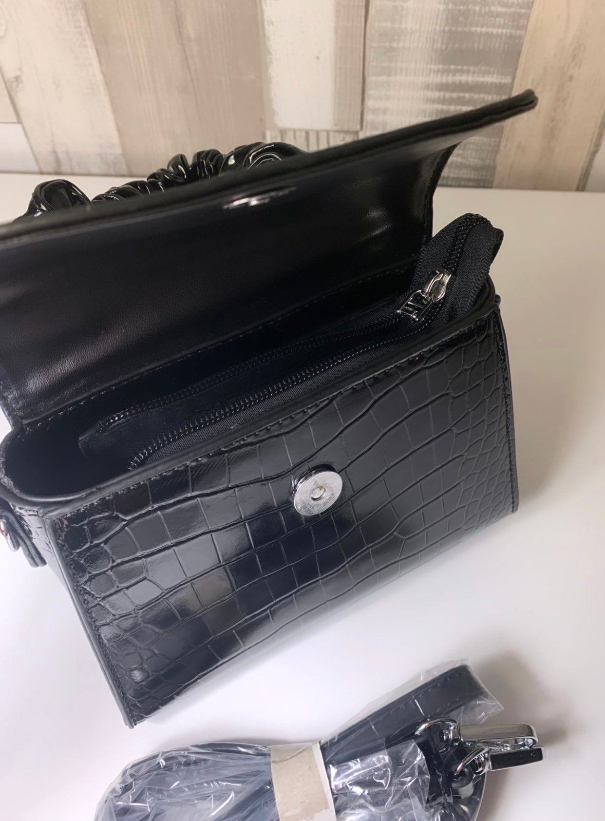 Sac à bandoulière noir effet croco