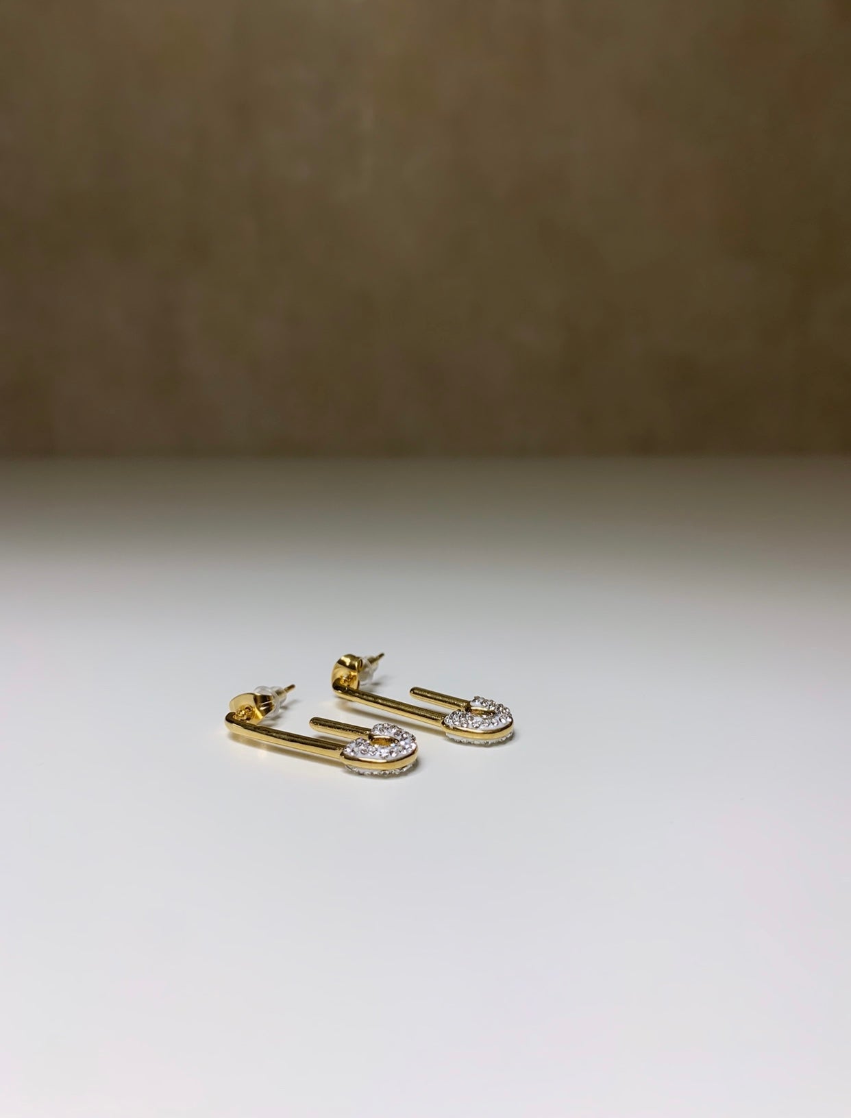 Boucles d’oreilles épingle à nourrice avec strass