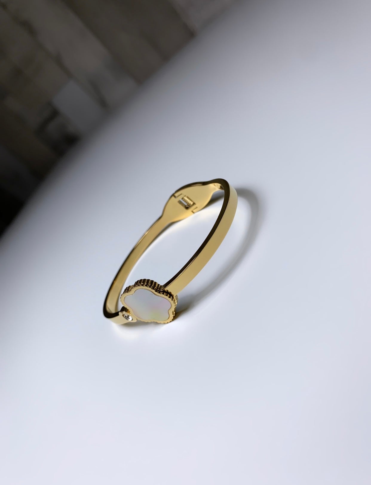 Bracelet jonc trèfle blanc nacré