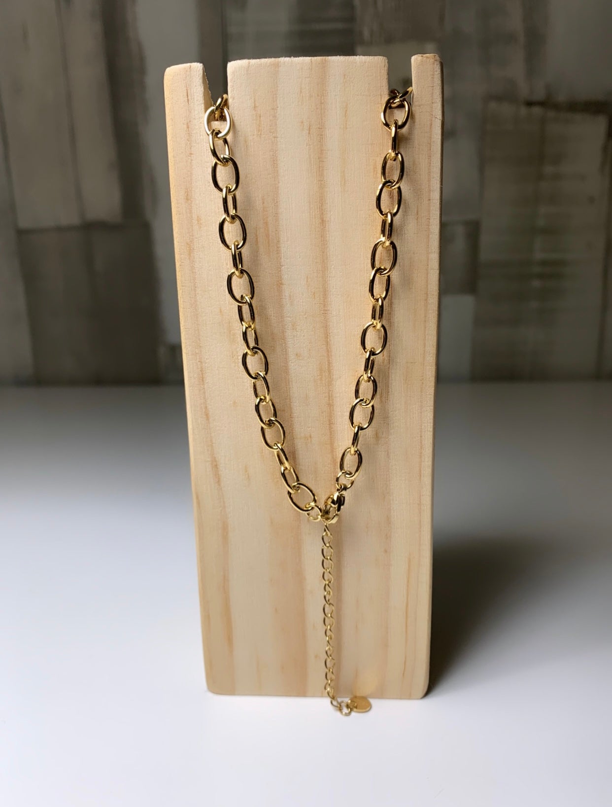 Collier doré avec perles rouge