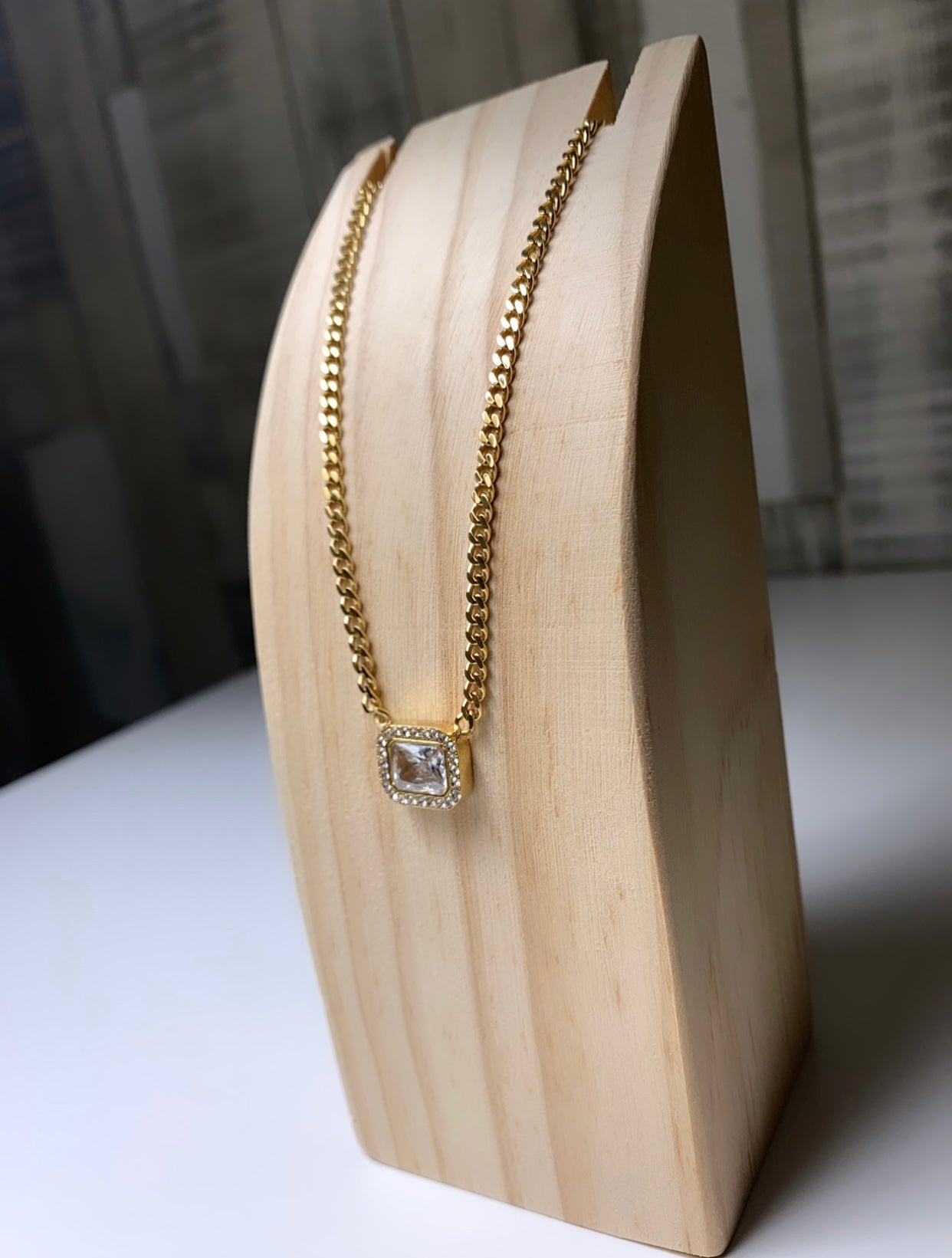 Collier grosse pierre avec strass autour