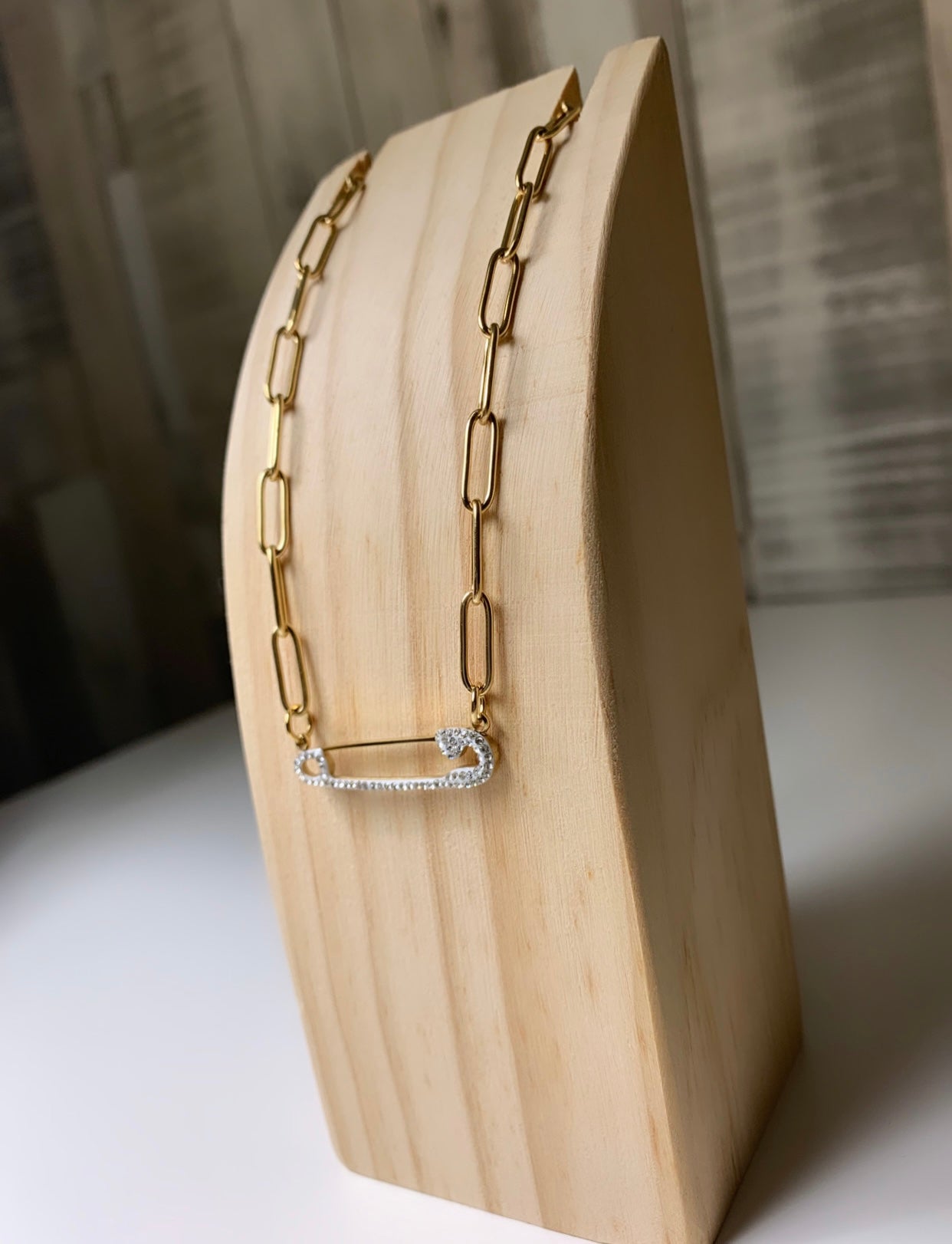 Collier épingle à nourrice avec strass doré