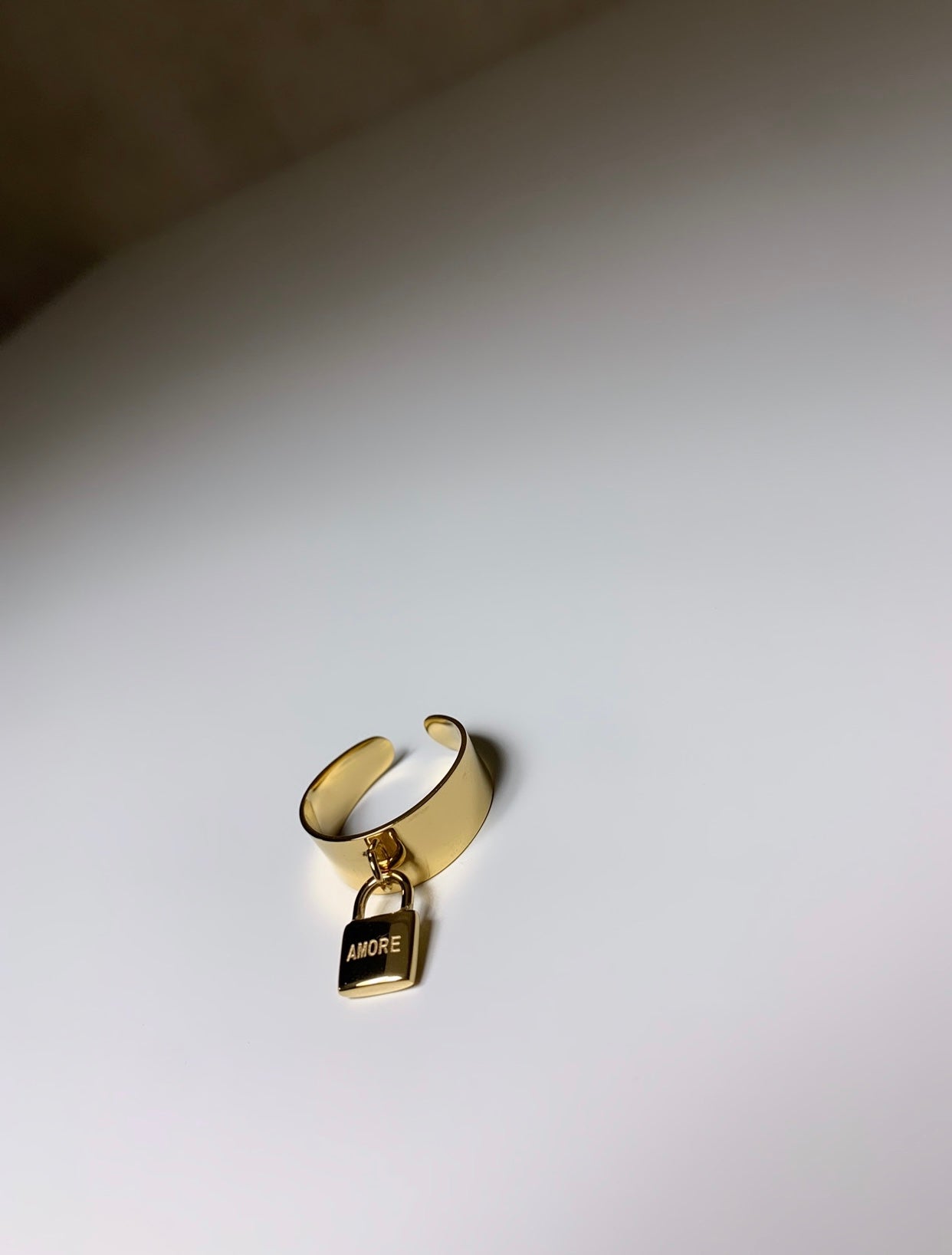 Bague large avec pendentif cadenas AMOUR