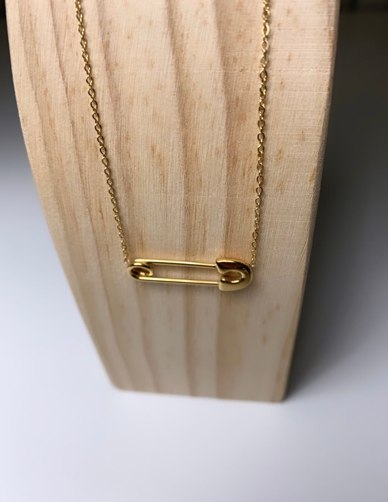 Collier épingle à nourrice doré