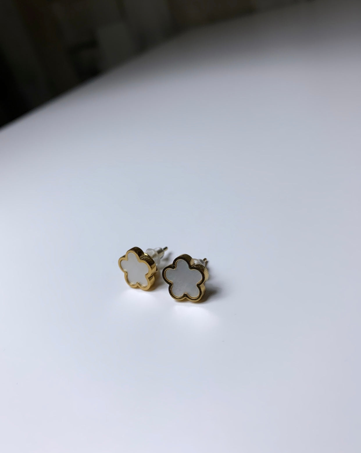 Boucles d’oreilles doré trèfle blanc nacré