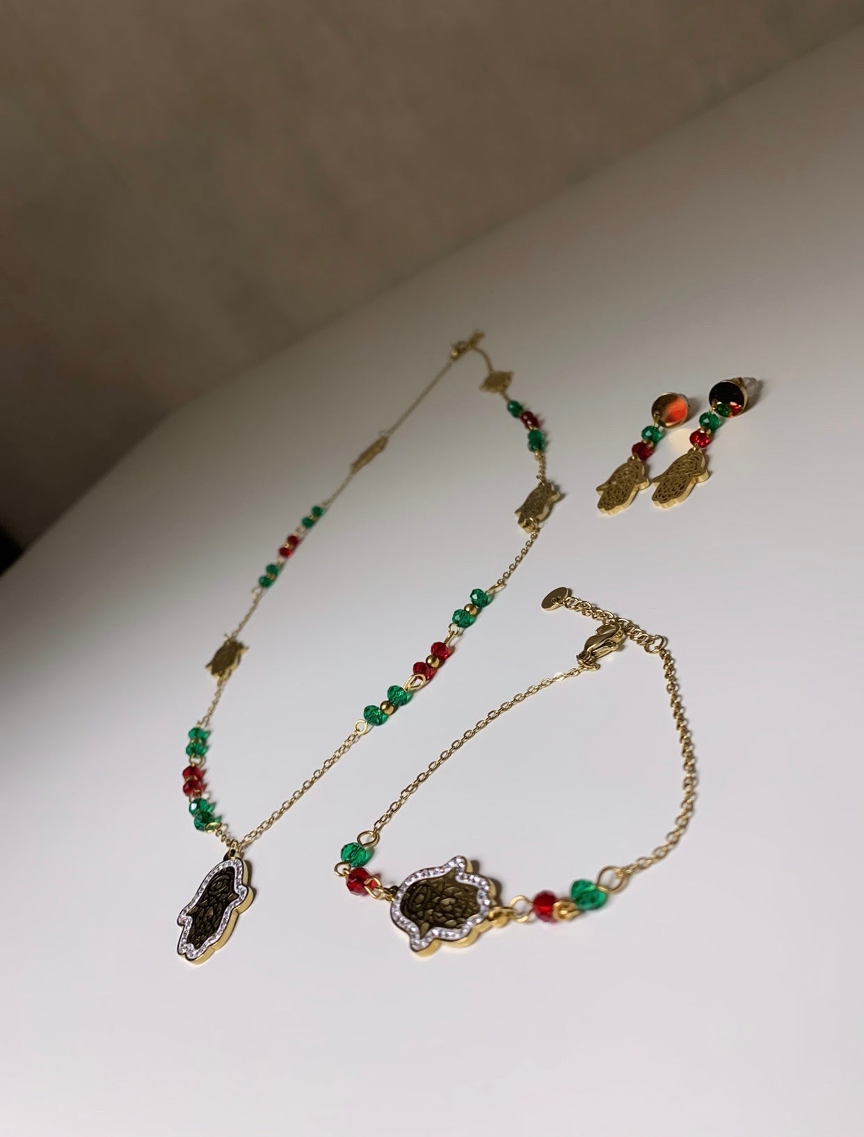 Ensemble Sautoir, bracelet et boucles d’oreilles main de fatma cristaux et perles rouges et vertes