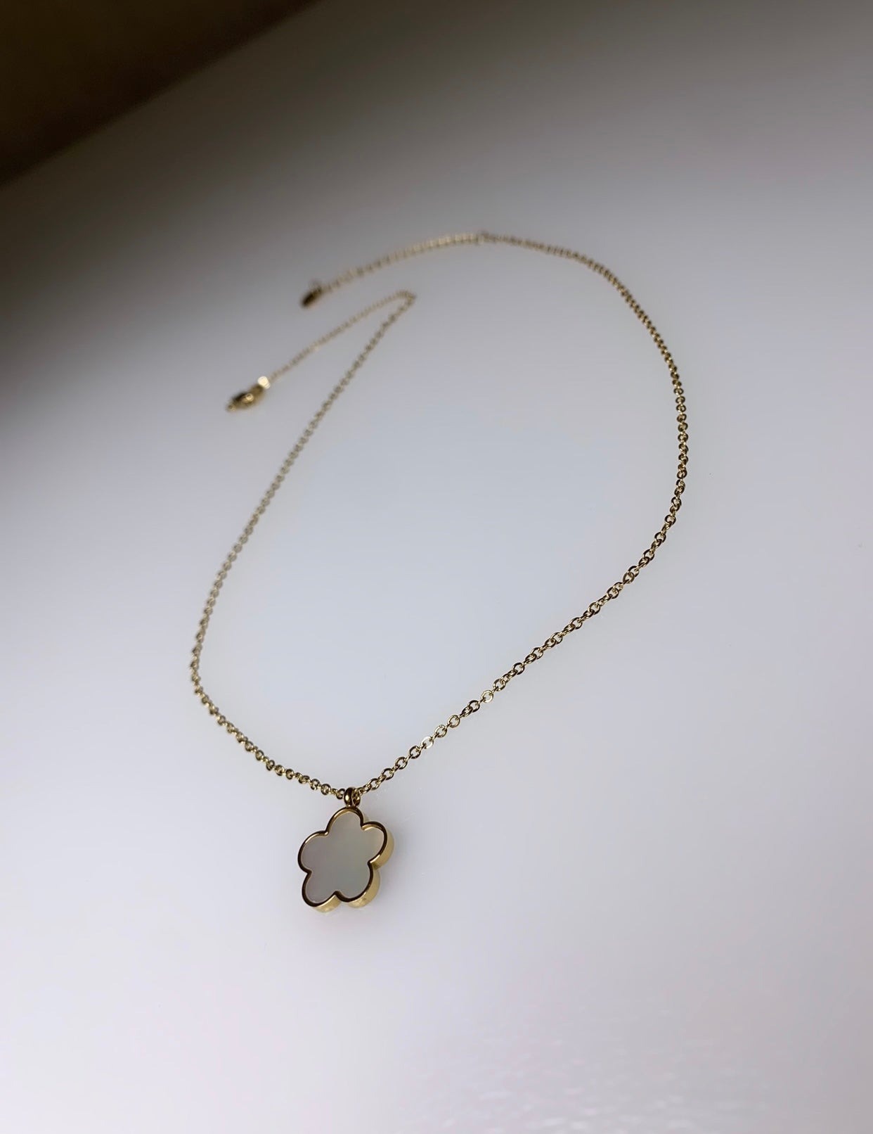 Collier Romance réversible trèfle blanc nacré et noir
