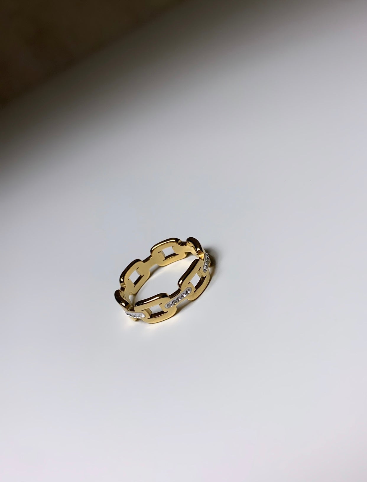 Bague rectangle entrelacée avec cristaux