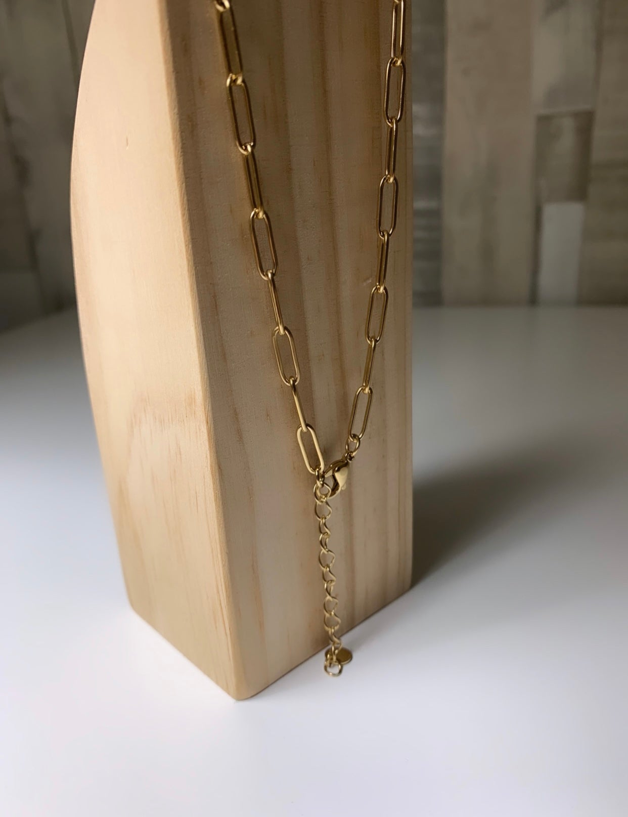 Collier épingle à nourrice avec strass doré