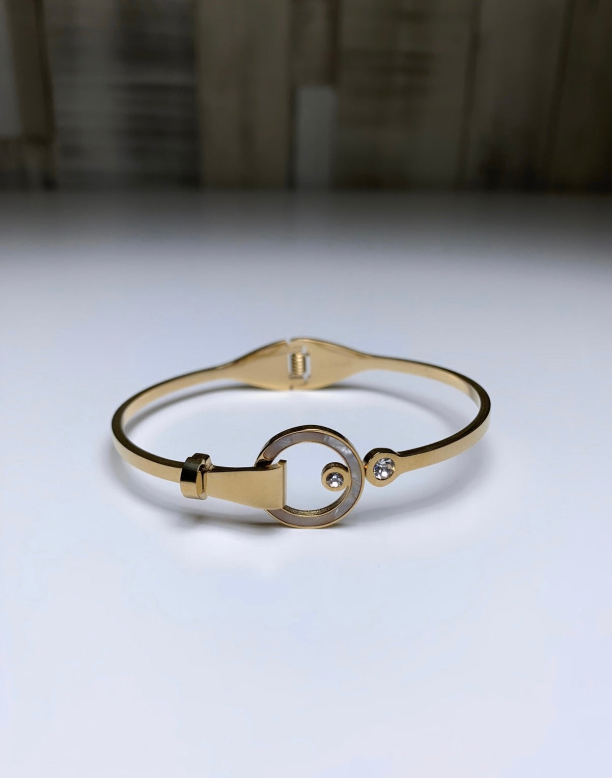 Bracelet jonc doré ouverture en haut