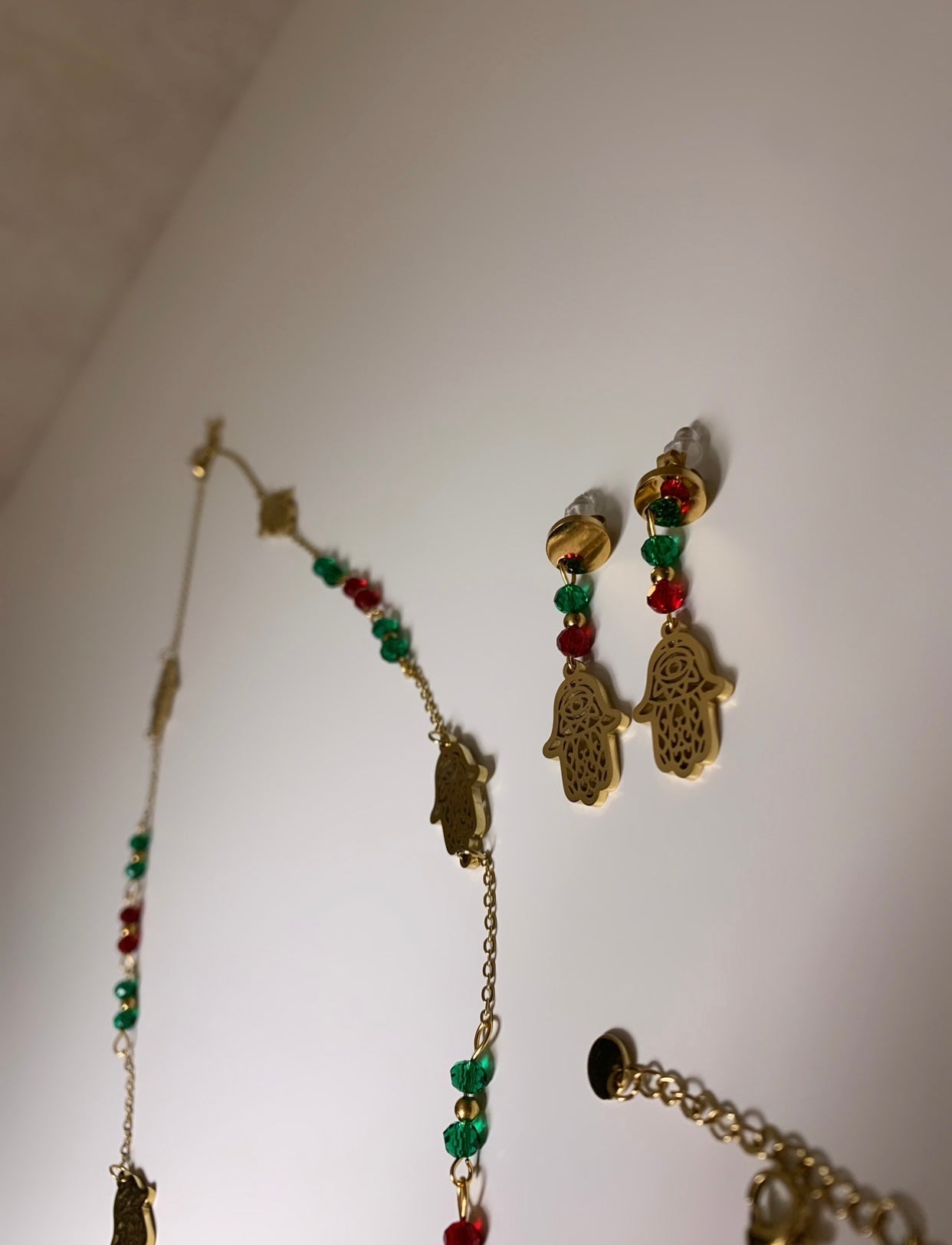 Ensemble Sautoir, bracelet et boucles d’oreilles main de fatma cristaux et perles rouges et vertes