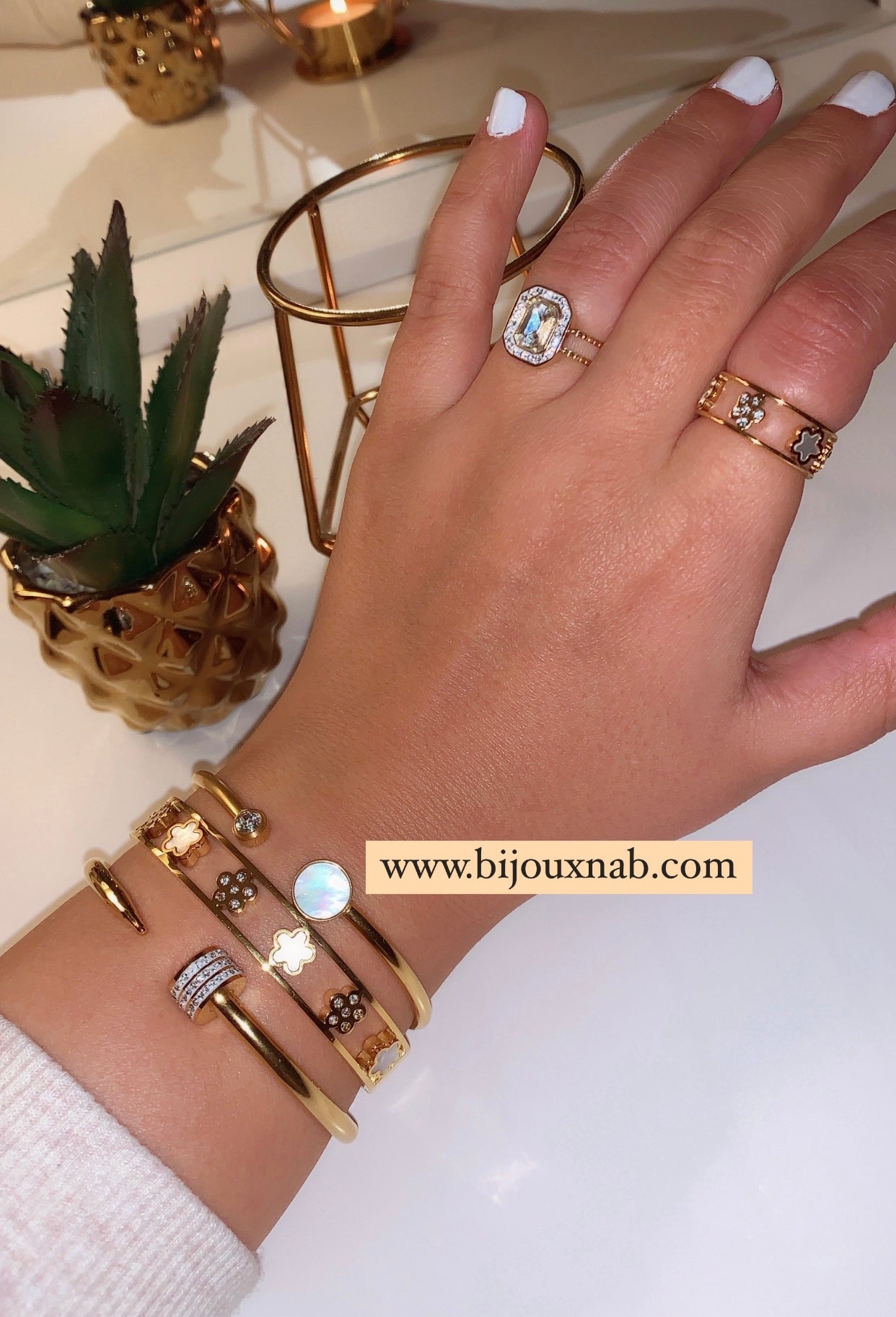 Bracelet jonc plusieurs trèfles blancs nacré