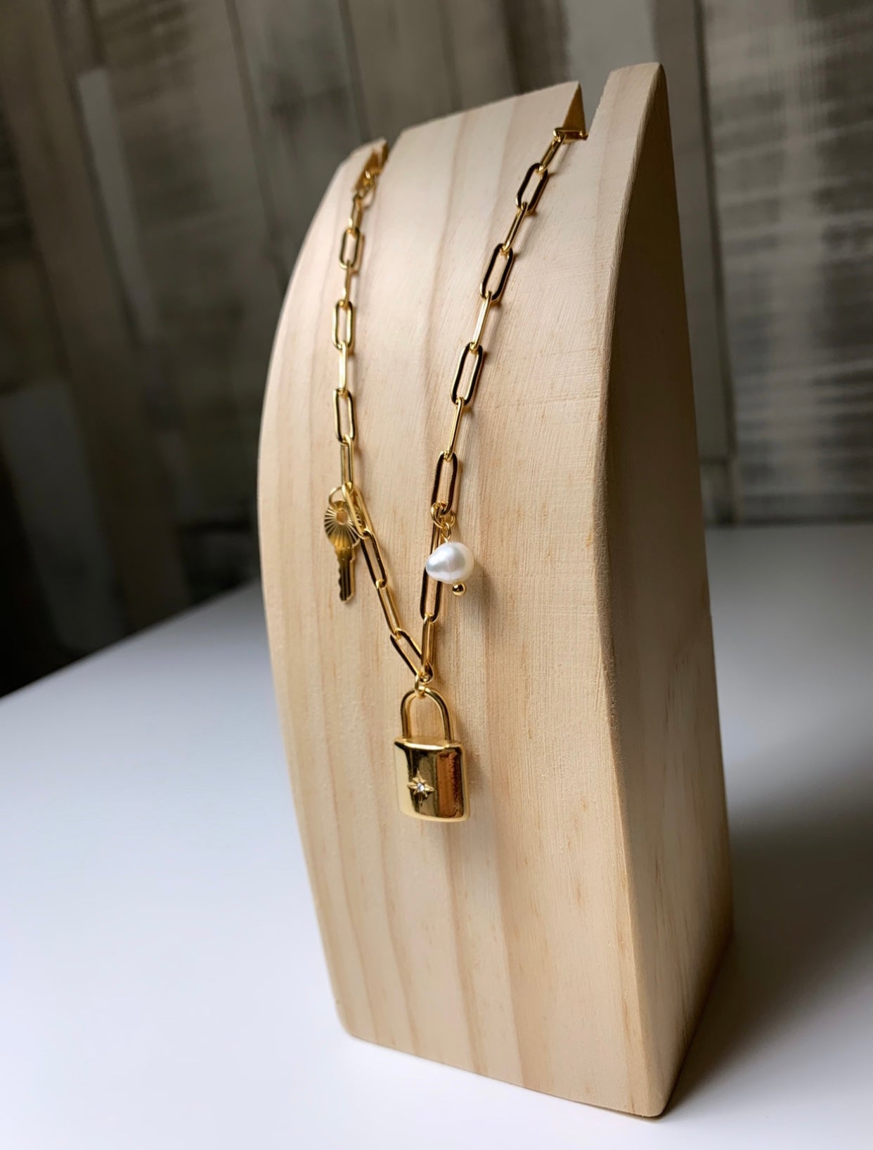 Collier cadenas clé et perle blanche