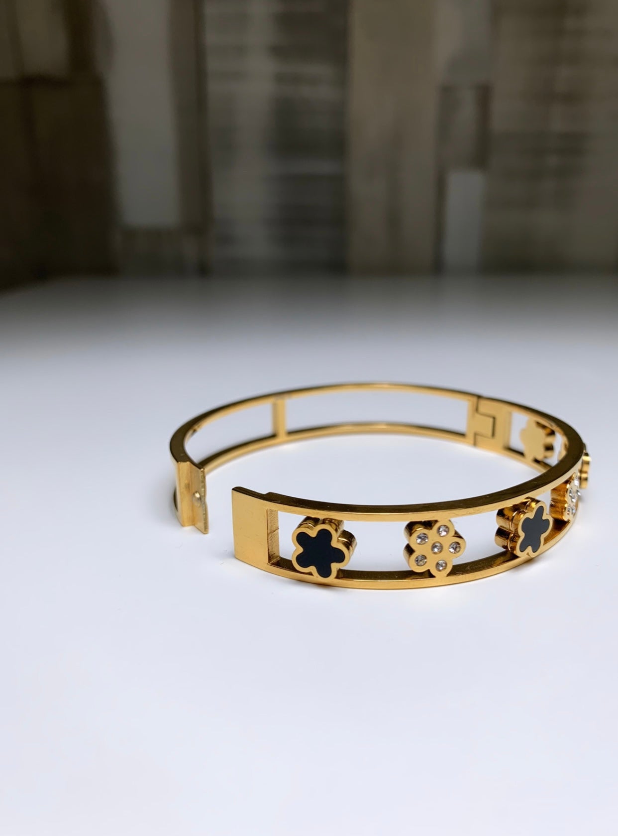 Bracelet jonc avec plusieurs trèfle noir