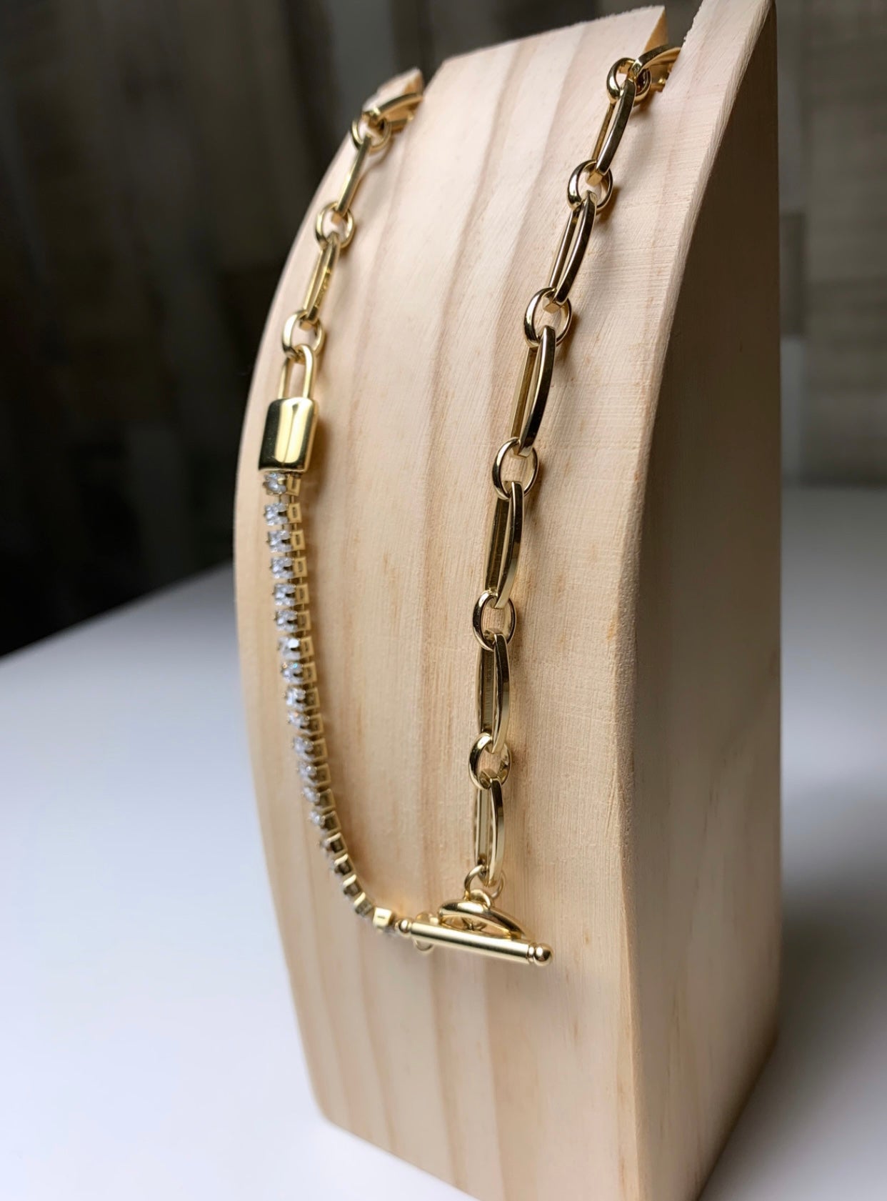 Collier doré avec perle blanche