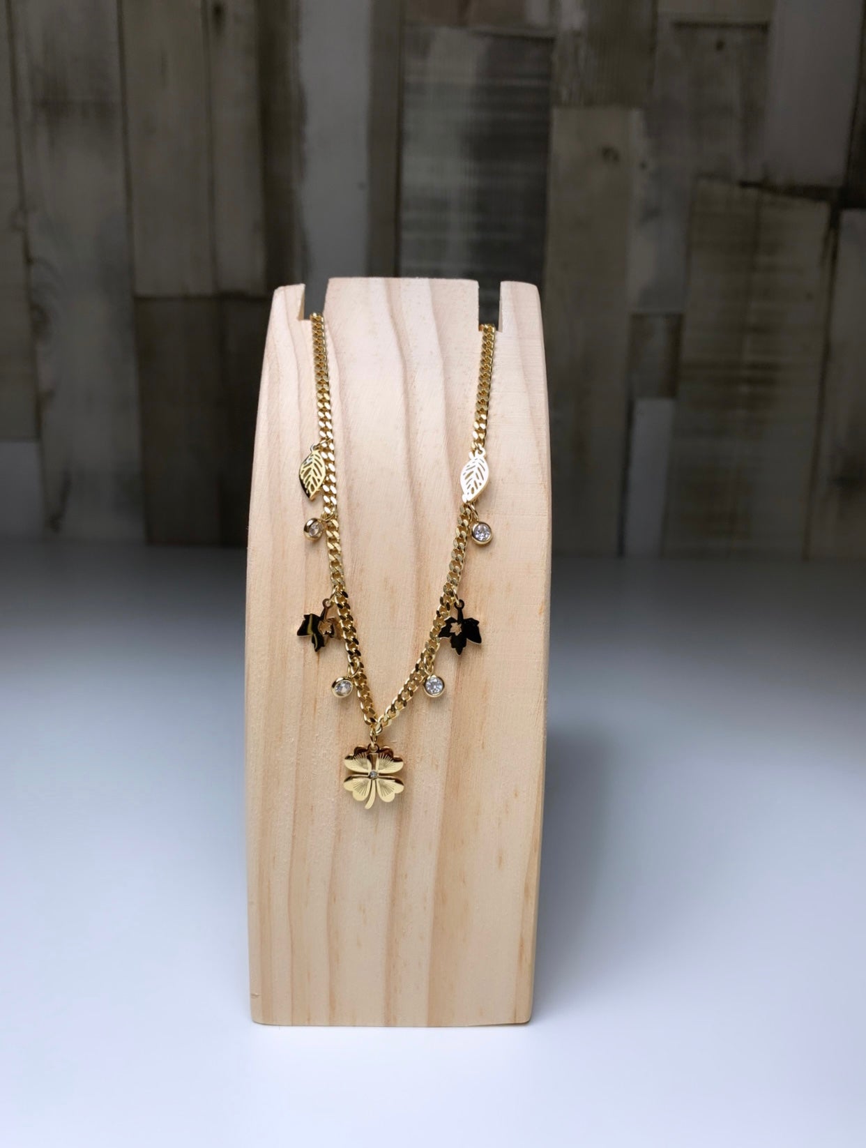 Collier plusieurs pendentifs trèfle plumes et perles