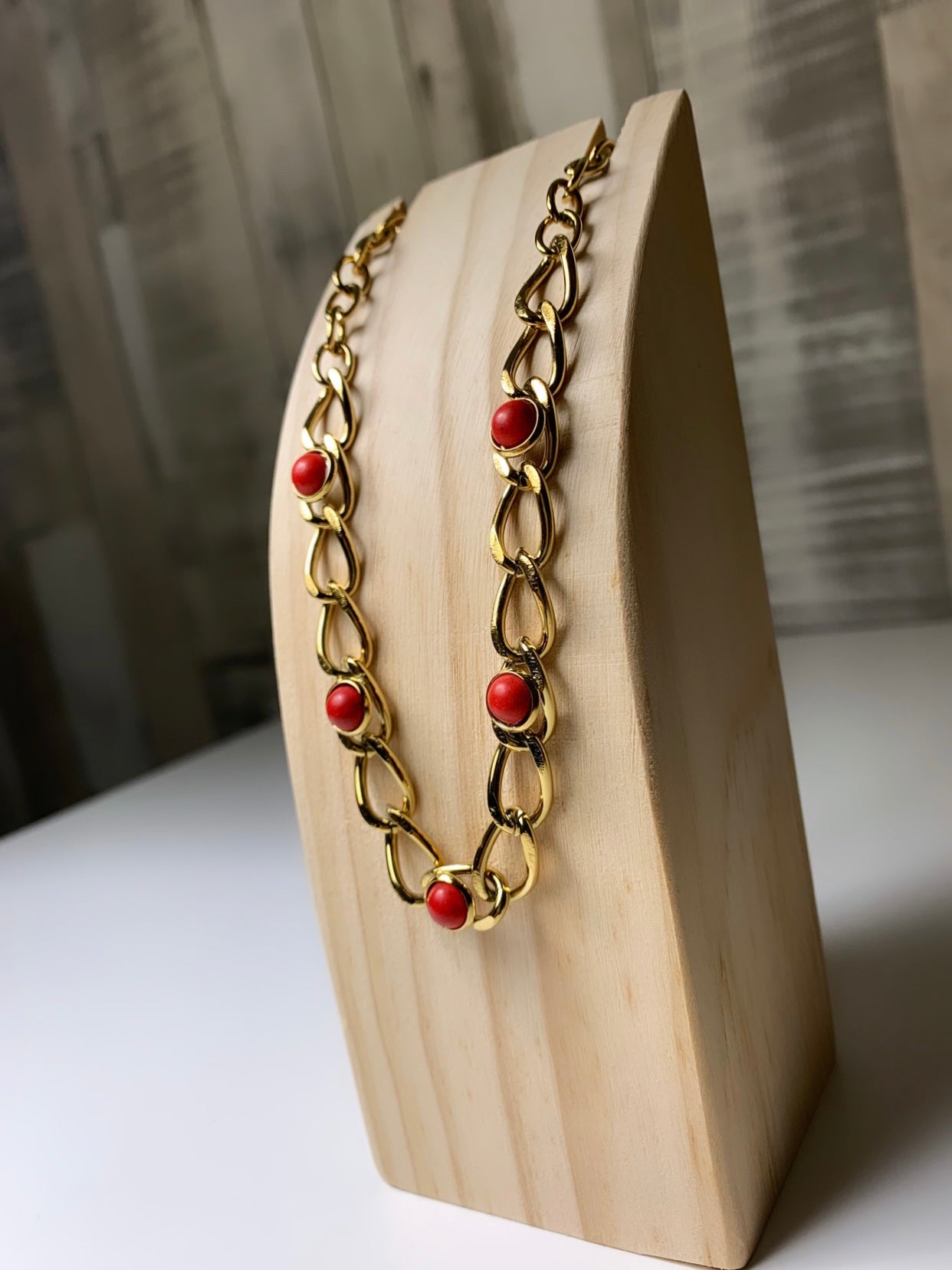 Collier doré  avec perles rouge