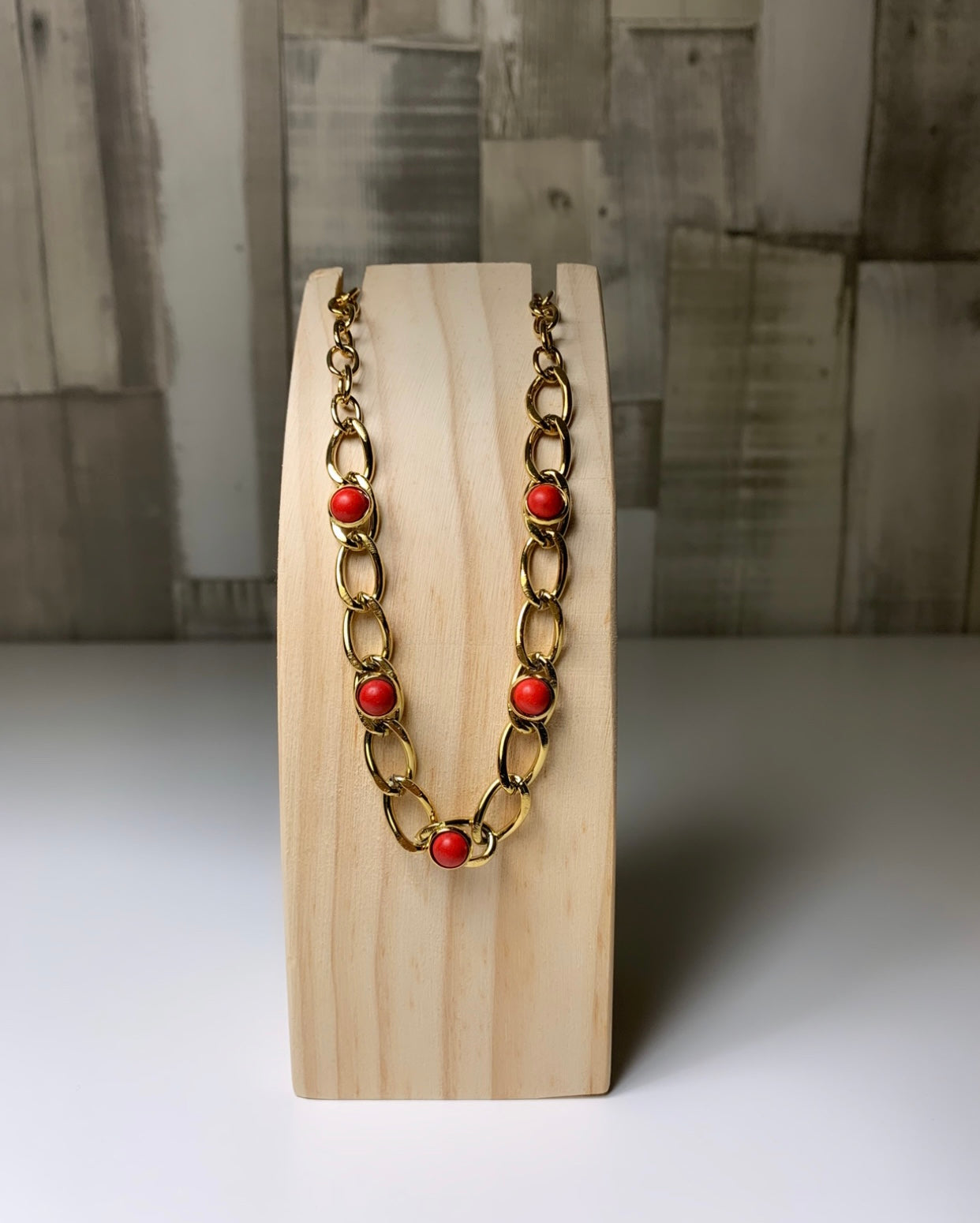 Collier doré  avec perles rouge