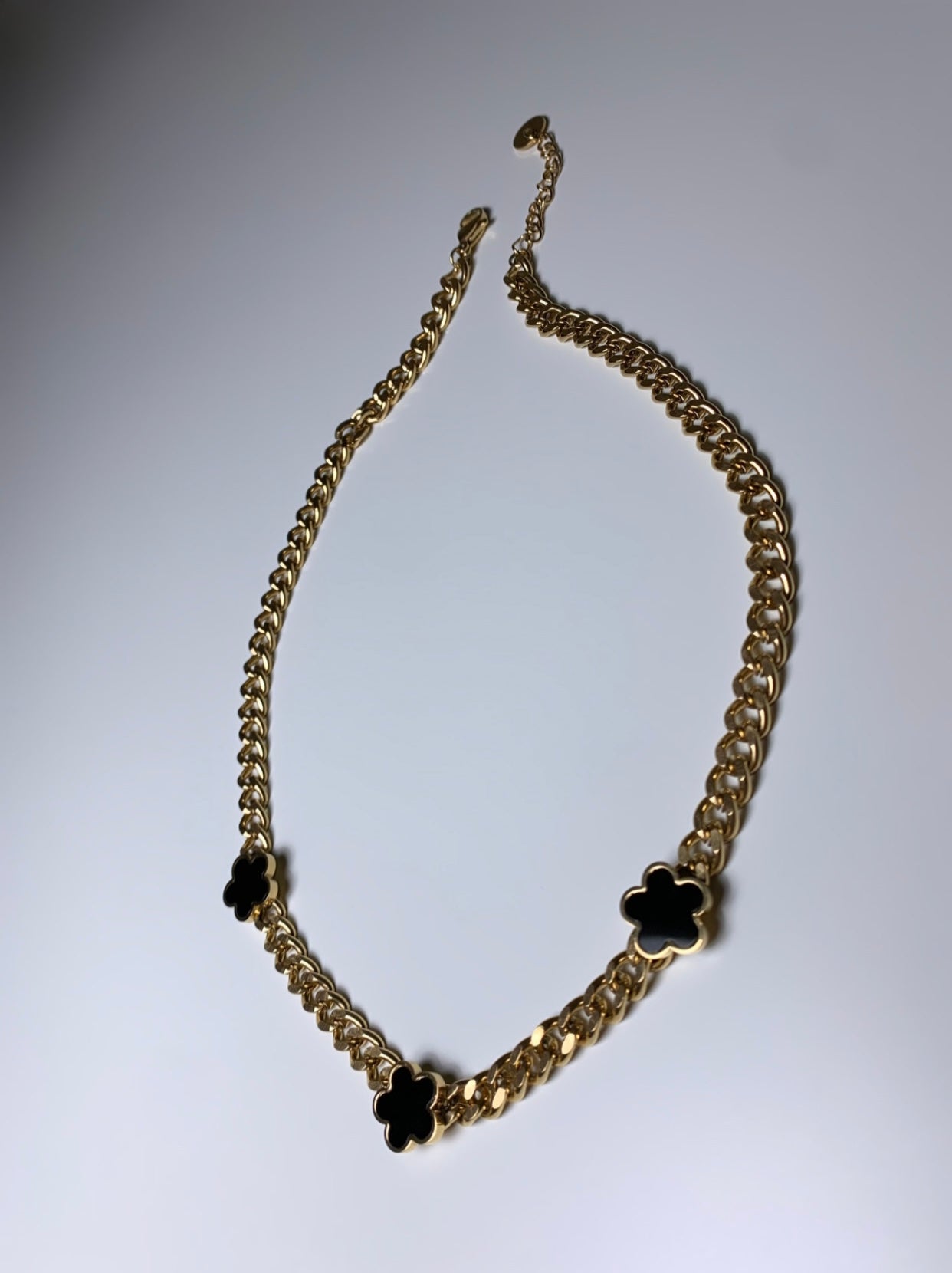 Collier doré trèfles noir