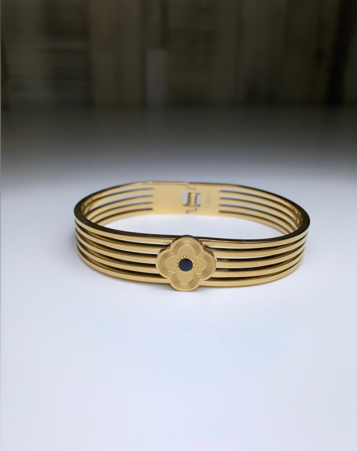 Bracelet jonc doré avec trèfle ouverture en haut