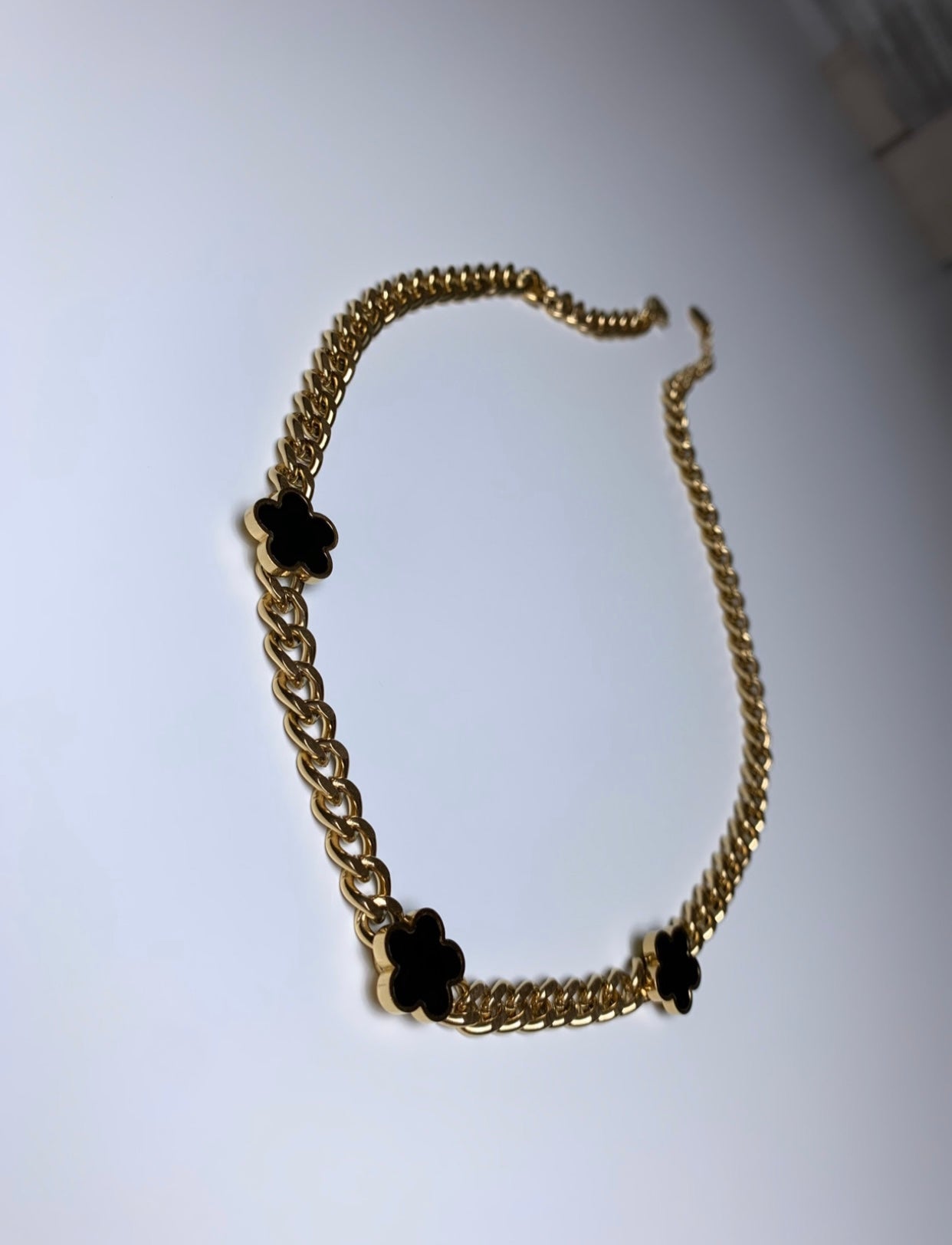 Collier doré trèfles noir